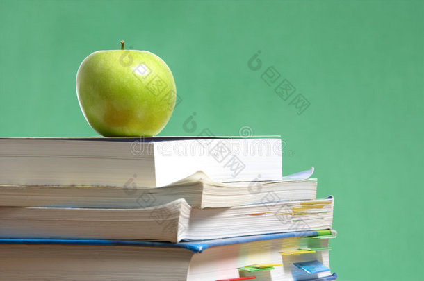 教室里一摞书上的苹果