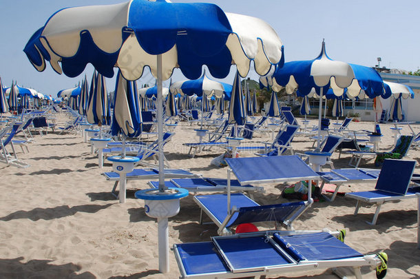 蓝白色沙滩伞