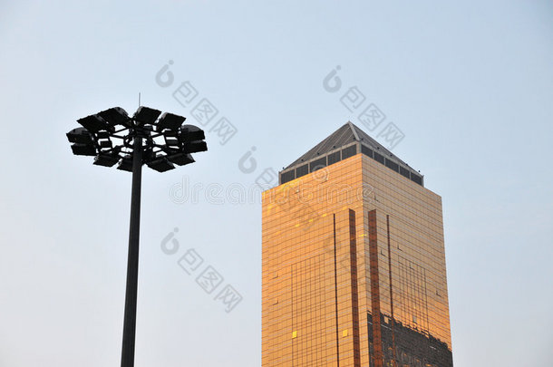 摩天大楼和路灯