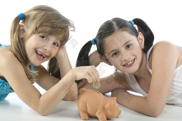 两个女孩和存钱罐