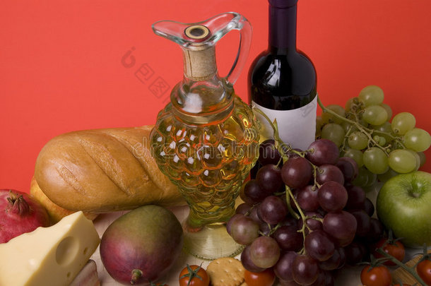 葡萄酒、水果、奶酪和面包