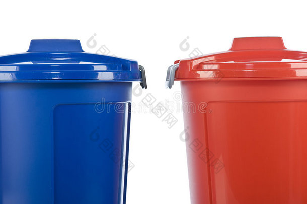 两个塑料桶