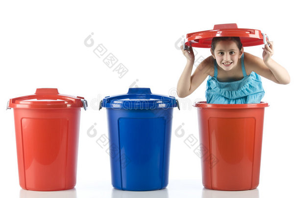 塑料桶里的可爱女孩