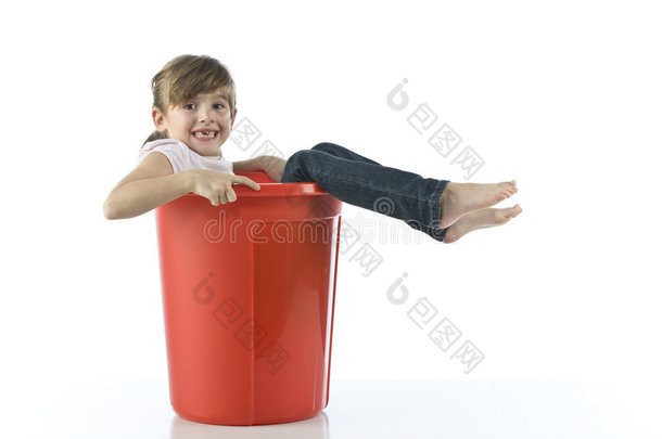 在塑料桶里玩的小女孩
