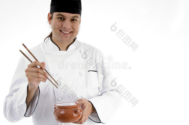 厨师用筷子端中餐