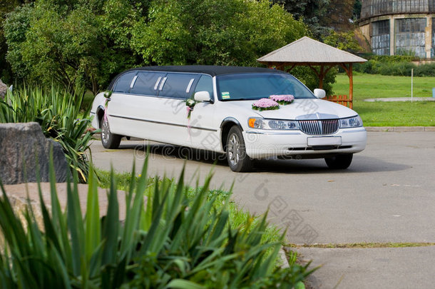 白色婚礼豪华轿车。鲜花装饰