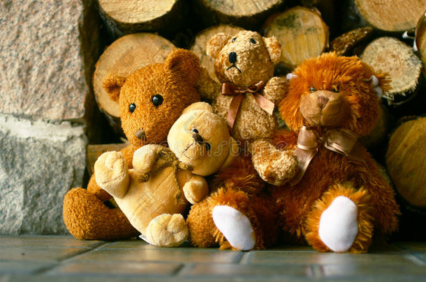 泰迪熊和木桩