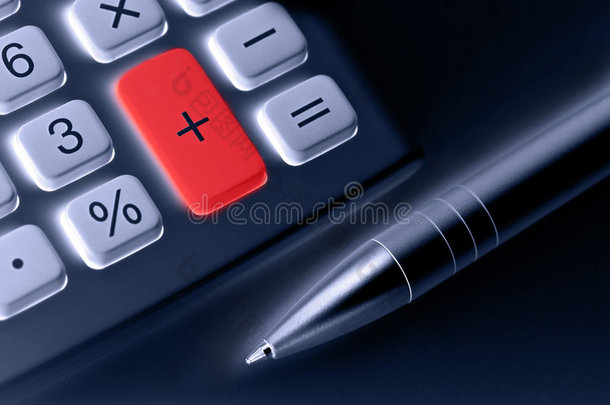 计算器和钢笔。红色加号按钮