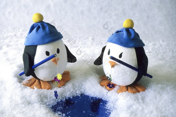 两只小玩具企鹅在钓鱼