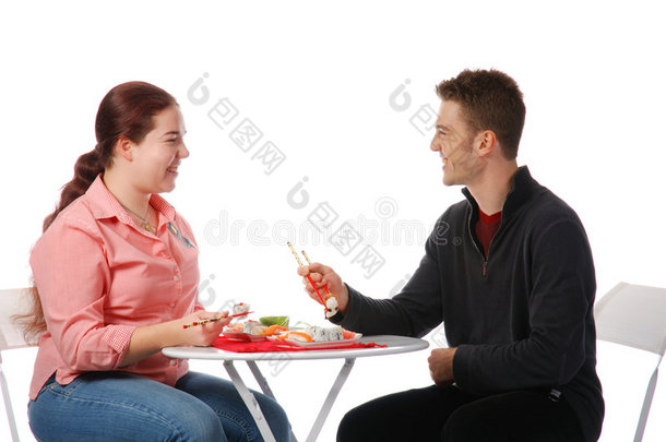 男孩和女孩聊天和吃饭