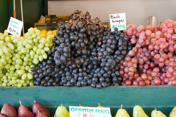 农贸市场上的新鲜葡萄