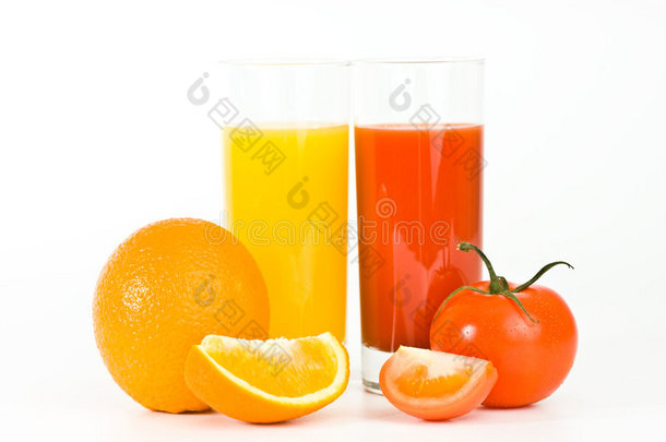 橙子和西红柿水果，玻璃杯里有果汁，