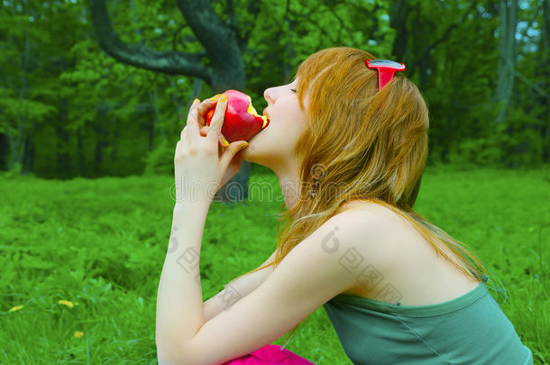 女孩啃苹果