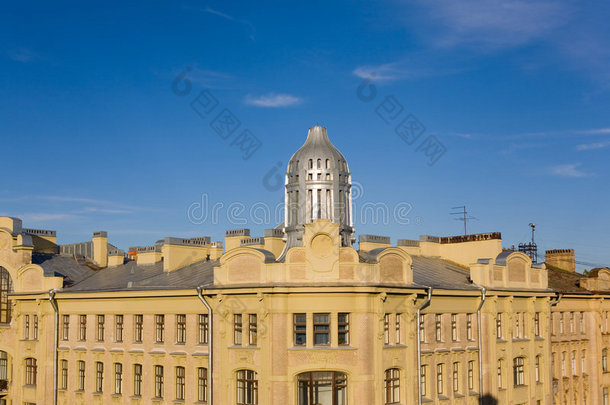 阳光明媚的彼得堡屋顶