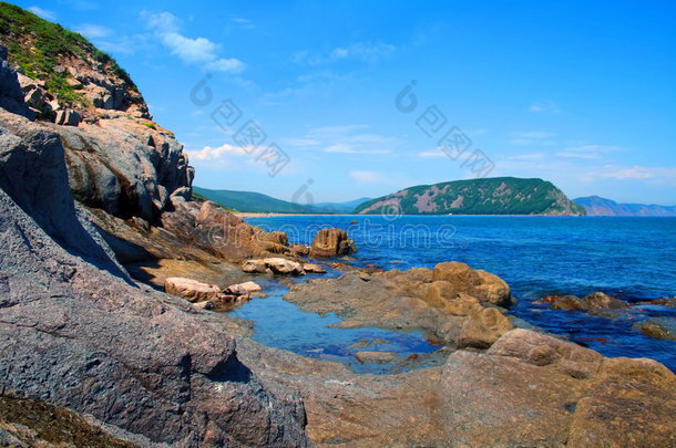 美丽的海景，岩石和湛蓝的天空