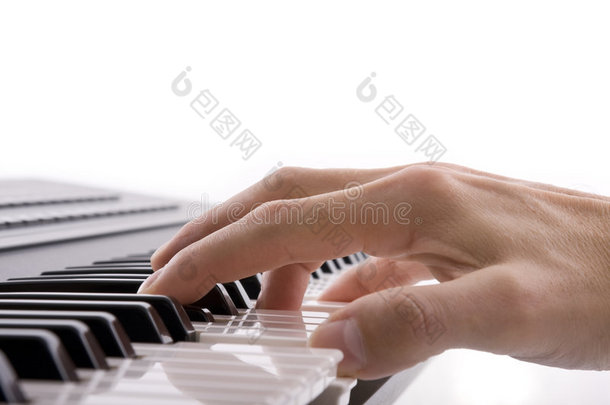 音乐家手弹钢琴
