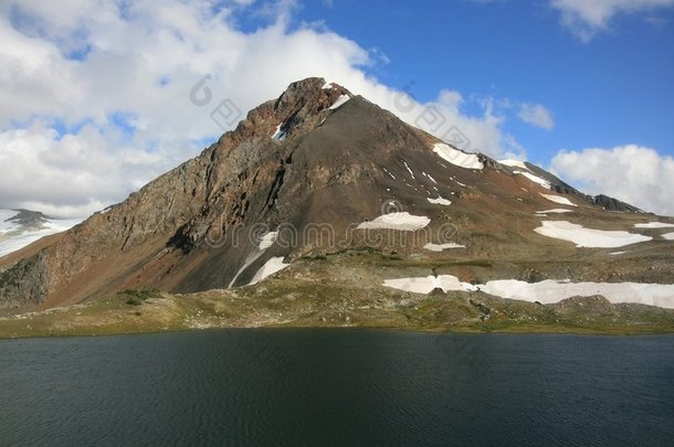 赤褐色湖的裂变峰