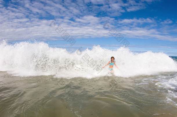 在汹涌的海浪中