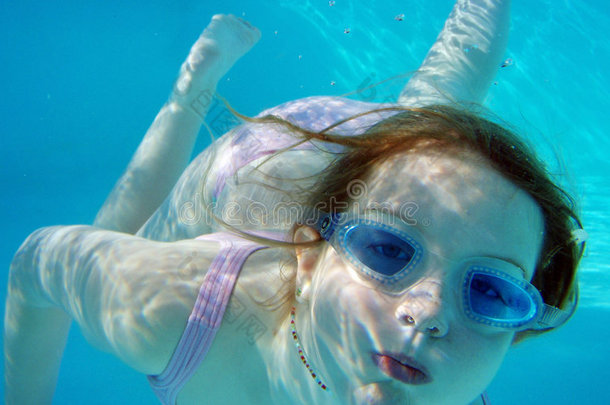 在水下<strong>游泳</strong>的女孩