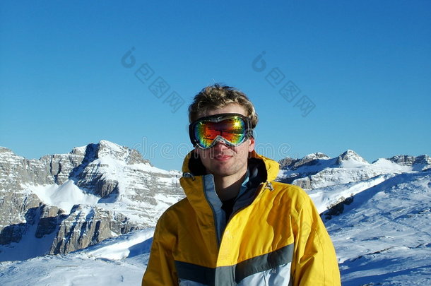 山上的滑雪运动员