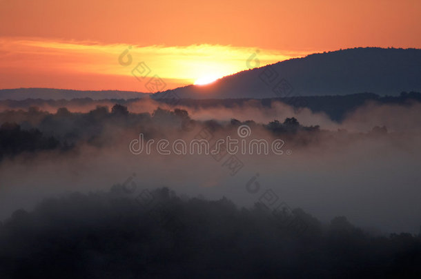 多雾的早晨，山丘上有<strong>一缕</strong>阳光。