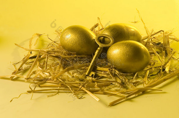 三个金蛋和一把放在稻草上的钥匙