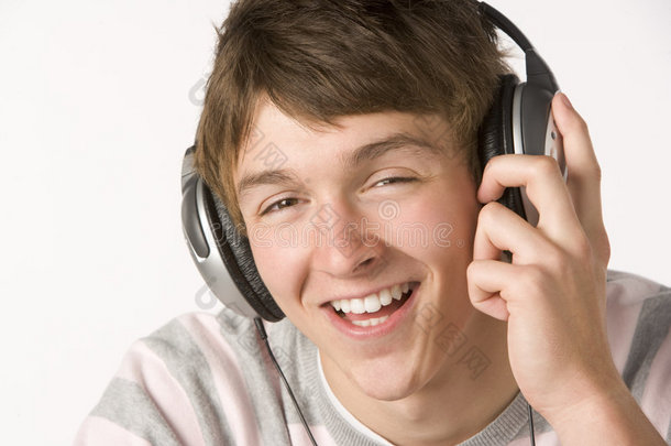 戴耳机听音乐的十几岁男孩