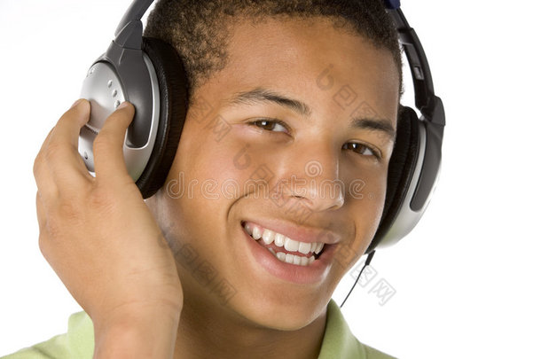 戴耳机听音乐的十几岁男孩