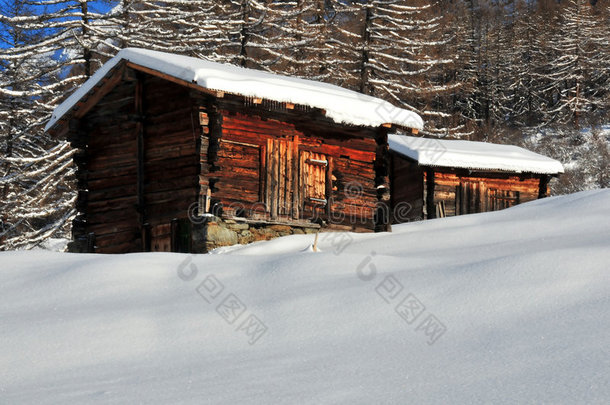 冬天雪地里的两座山屋