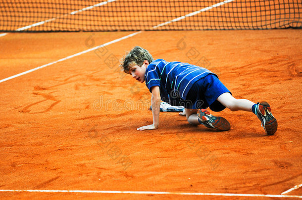 在网球比赛中<strong>摔倒的</strong>男孩