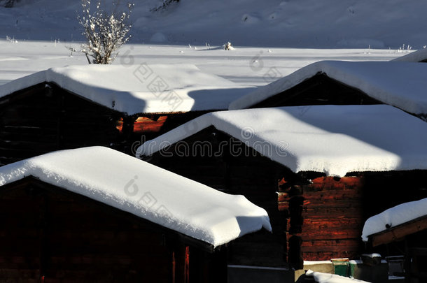 雪中木屋的屋顶