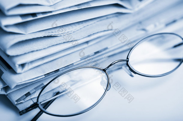 报纸和眼镜