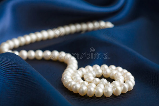 蓝丝珍珠项链