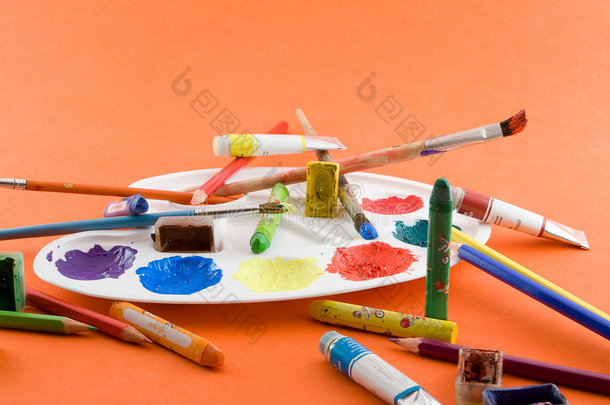 画笔、颜料、调色板