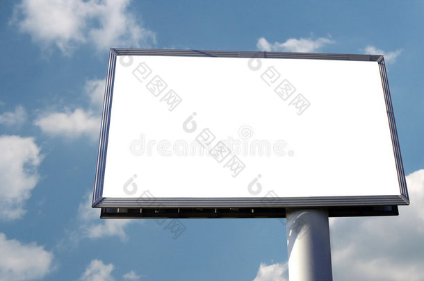 天空背景上的空白广告牌
