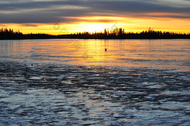 夕阳天冰湖