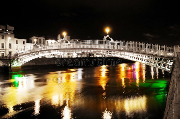 在城市的夜晚，在五彩缤纷的水面上架起一座桥