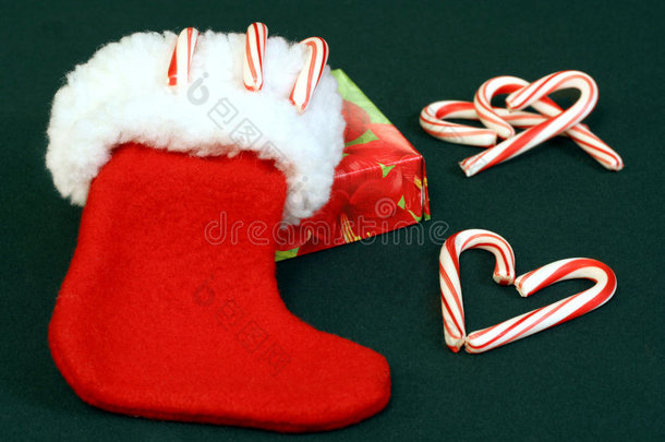圣诞袜带糖果罐头和礼物。