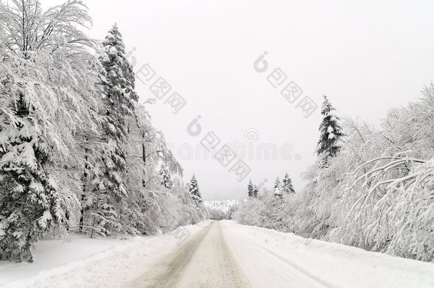 雪地里的交通道路