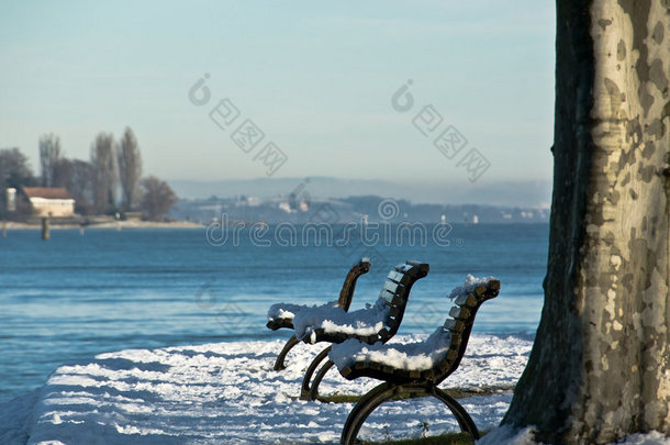 湖边雪景长椅