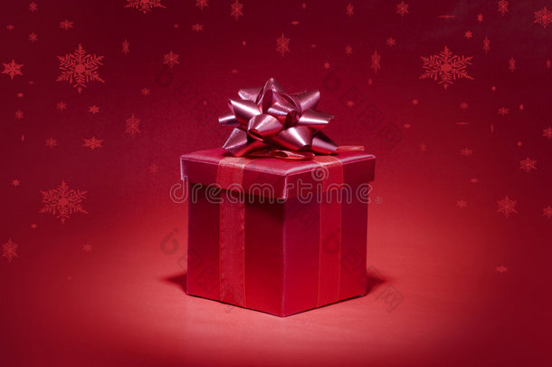 红色礼品盒，红色背景，带降雪