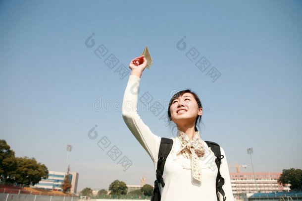 手持纸飞机的亚洲女孩