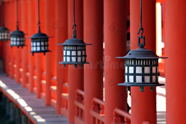 宫岛由纪夫神社的灯笼-日本