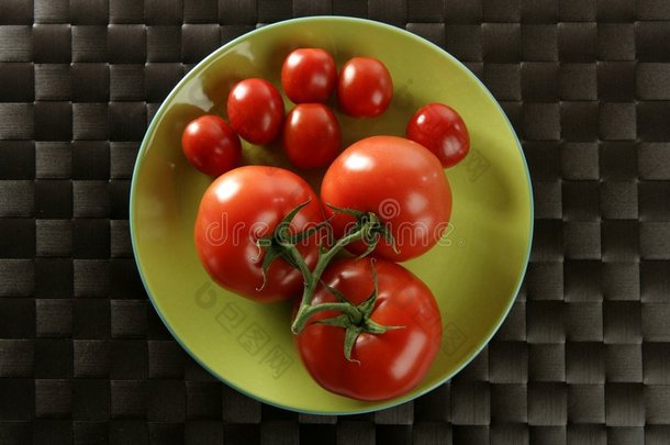 红西红柿枝，小西红柿和大西红柿