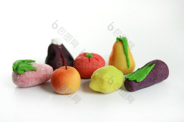 色彩斑斓的杏仁饼上的各种水果