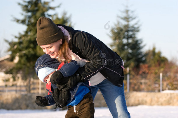 妈妈和儿子在雪地里玩
