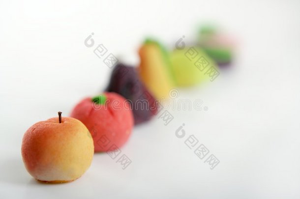 色彩斑斓的杏仁饼上的各种水果