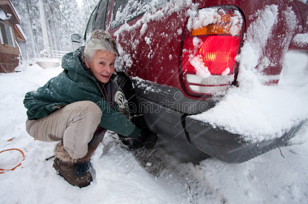 <strong>汽车</strong>暴风雪链森林危险