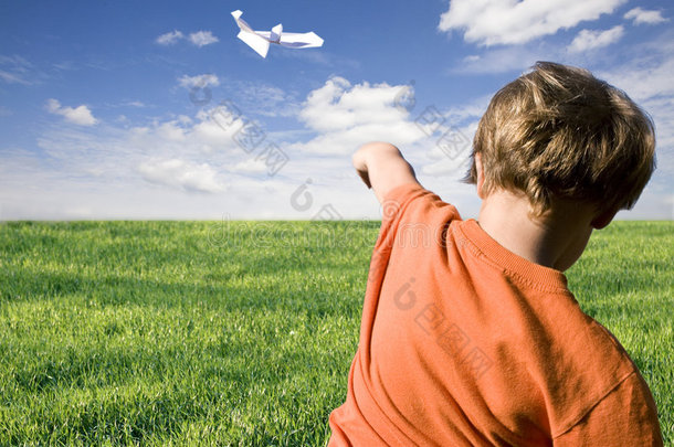 小男孩驾驶纸飞机