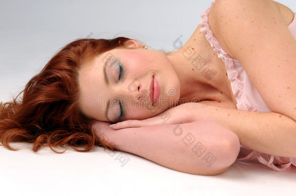 迷人的睡红发女人